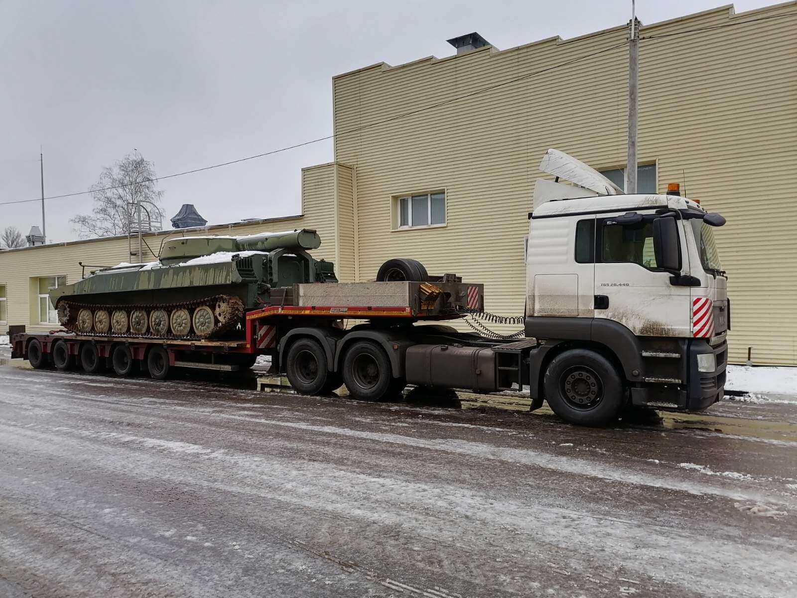 Перевозка военной техники - Аренда спецтехники Ярославль, услуги дорожной  строительной спецтехники и автомобилей